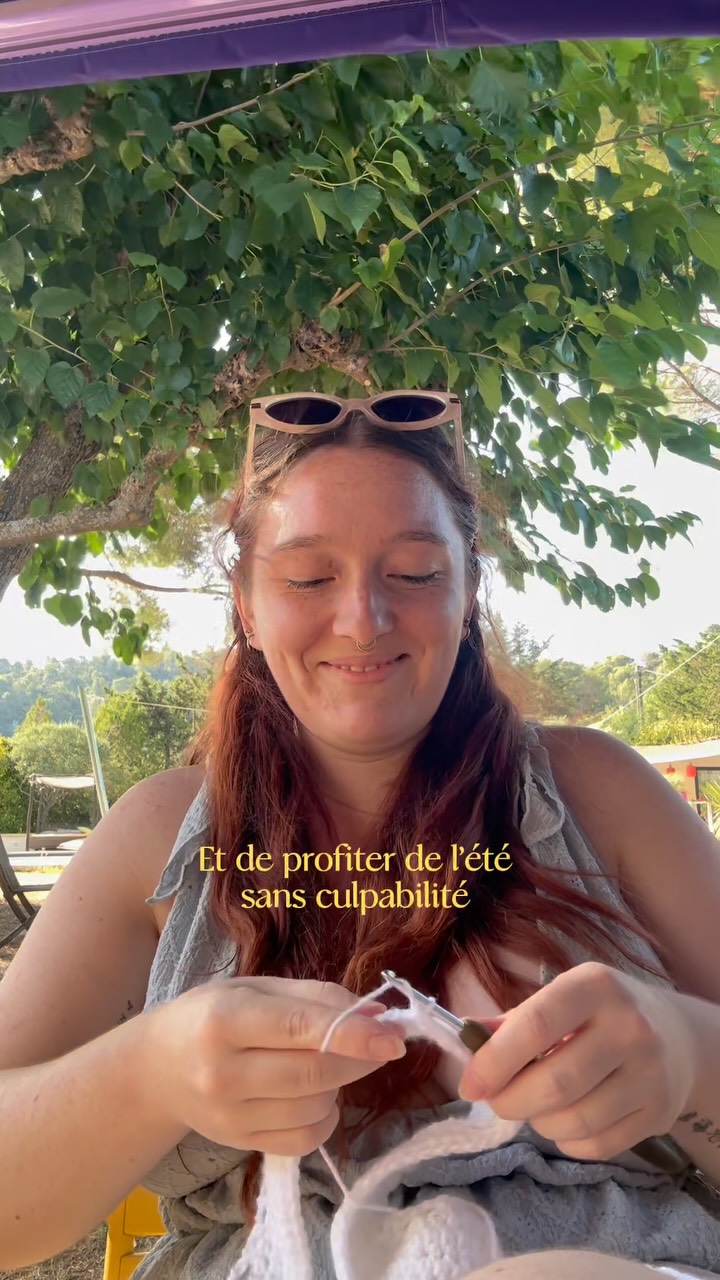 Tu mérites du repos 😌

Peu importe ta productivité ou à quel point les autres disent que tu n’en fais pas assez.
Seul toi et ton corps connaissent tes propres limites.

Quand on est neuroa ou qu’on a un handicap invisible, on tombe facilement dans la culpabilité. 

On a l’impression que l’on doit en faire plus tout le temps pour compenser ce qui nous ralentit. 
Et on s’interdit souvent les pauses nécessaires à pérenniser notre équilibre.

Mais j’ai envie de dire tant pis si tu n’es pas aussi productive que les autres,
Tant pis si les gens ne comprennent pas tes difficultés et les efforts fournis tous les jours, 

C’est rageant bien sûr mais tu n’as pas besoin de leur approbation pour faire ce qui te fait du bien. 

Le repos est un droit et un besoin. 
Pas une récompense 🥇 

#validisme #neuroatypique #handicap #femmeentrepreneure