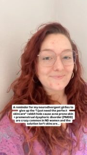 If you’re a neurodivergent woman, the problem might not be your cleanser, toner, or serum 🤗
Hormonal shifts in the luteal phase can increase inflammation, stress sensitivity, and sebum production. Your nervous system is under more pressure, cortisol rises, and your skin reacts.
So the solution often isn’t more skincare🙅🏼♀️
What really works instead:
• cycle tracking so you can anticipate flare-ups
• lowering stress and sensory overload during luteal phase
• better sleep and nervous system regulation
• nutrition that stabilizes blood sugar
• supplements if appropriate (like magnesium or omega-3)
• medical support for PMDD if symptoms are severe
Your skin might be reflecting what your nervous system and hormones are going through ✨
#pmddawareness #pms #neurodivergentwomen #acneproneskin