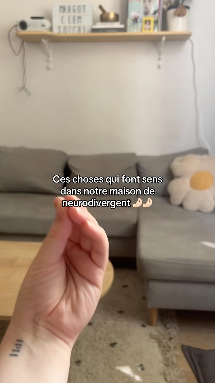 Notre maison, c’est avant tout plein de petites adaptations pour mieux gérer le quotidien :
• des rappels visibles des tâches
• les activités et autres outils à porter de main pour éviter les blocages
• des objets de régulation un peu partout pour nous aider à gérer les différentes crises de chacun
• des systèmes pour garder une maison propre et rangé malgré nos handicaps respectifs, mon compagnon et moi
Ces adaptations ne sont pas des évidences et elles méritent d’être repensée et révisée en fonction des périodes mais elles nous sont plus qu’indispensables pour fonctionner sans trop de difficulté.
Et toi, c’est quoi ton adaptation préférée à la maison ?
#neurodivergent #tdah #tsa #handi #regulationemotionnelle