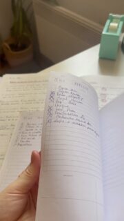 Honnêtement, j’ai tout essayé…

Les To-do lists, les planners, les applications de productivité, les agendas, les rappels téléphone…etc.

A chaque fois, c’est pareil. Je suis motivée un temps, puis l’attention décroche et tout mon système s’écroule. 

Alors ces derniers mois, j’ai fait le bilan de ces années de difficultés et j’ai remarqué plusieurs choses :

1. Mes systèmes ne prenaient jamais en compte la possibilité que je crash, il attendait de moi que je sois toujours consistante alors que je ne le suis pas. 

C’est beau l’espoir mais il fallait se rendre à l’évidence : je ne suis pas quelqu’un de consistante. 

2. J’ai tendance à décrocher, non pas par perte réelle de motivation, mais plutôt parce que ma motivation s’éparpille tellement qu’elle finit par s’effriter. 

Une idée mène à une autre et avec des « Tant que j’y suis, je vais aussi faire… » ont fini par ne plus savoir ce que l’on faisait au départ. 

3. Je suis trop dur envers moi-même. À chaque petite erreur, ma voix intérieure devient négative et je rentre dans des boucles de honte et de culpabilité. 

Mais l’erreur fait partie de l’apprentissage. Cela ne veut pas forcément dire que ce n’est pas le bon chemin.

Alors, avec l’aide de ma psychologue, j’ai cherché un nouveau système. 

Un système qui prend en compte mes différents niveau d’énergie. 
Qui prend en compte les aléas et les erreurs et surtout qui m’aide à ne pas me disperser de trop pour conserver ma motivation. 

Avec ces outils :

C’est ok de ne pas faire autant que prévu aujourd’hui.

C’est ok de n’avoir aucune motivation pendant 3 jours.

C’est ok de s’éparpiller un peu, on reviendra sur l’essentiel un peu plus tard.

Vivre avec un TDAH dans un monde productiviste, ça demande d’expérimenter continuellement pour trouver le bon équilibre. 

Le projet est toujours en cours de test, je vous dirais s’il porte ses fruits mais pour le moment il est prometteur 😉

#tdah #productivité #neurodivergentwomen #mindsetcoach #tcc