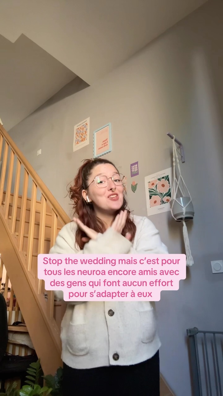 Tu es neuroa et tu réalises que tu passes ton temps à t’adapter aux autres, à faire des efforts pour être compris·e, à masquer certaines parties de toi pour ne pas déranger…
…alors que tes « ami·es » ne font même pas la moitié du chemin pour te comprendre. 🫂
Alors oui, parfois, il faut arrêter le mariage, arrêter de romantiser des amitiés à sens unique et arrêter de croire qu’il faut mériter sa place en faisant toujours plus d’efforts 🫶🏻
Tu mérites des amitiés dans lesquelles tu n’as pas besoin de t’épuiser pour être accepté·e ☀️
Des personnes qui cherchent à te comprendre au lieu de te demander constamment de t’adapter. ✨
Des liens où tu peux être pleinement toi, sans avoir à t’excuser d’exister. 🤍
À tous les neuroA qui ont fini par croire qu’ils étaient « trop » : vous n’êtes pas trop.
Vous êtes peut-être simplement entouré·es de personnes qui ne vous rencontrent pas à mi-chemin.
Et vous méritez tellement mieux. 🫶🏻
#neuroatypie #anxiétésociale #peoplepleaser #unmasked #audhd