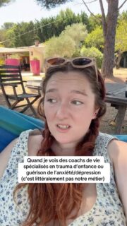 Oui, je ne supporte pas les coachs de vie qui prétendent pouvoir guérir des problèmes de santé mentale ou les traumatismes ❌

Ce n’est foncièrement pas notre métier. 

Nous ne sommes pas habilités et c’est dangereux de proposer ce genre de service à des personnes vulnérables. 

Le coaching c’est accompagner une personne dans ses objectifs de développement personnel. 

Pas de trauma work, ni de solutions miracles pour des troubles psy. Ça c’est le boulot des psychiatres et psychologues. 

Et je vous entend déjà en commentaire : « Mais Margot, tu es coach pour personne neuroa, tu as donc principalement des personnes avec des troubles et des traumatismes ? »

C’est vrai, mais c’est là la nuance. Un coach peut travailler avec des personnes ayant des troubles, c’est même de mon point de vue très complémentaire à la thérapie. 

Mais mon travail se focalise sur aider à clarifier les besoin et les envies, et réfléchir ensemble à des solutions concrètes et actionnables. Uniquement pour des personnes capables de le faire au moment de la série.

Les coachs ne sont pas là pour te donner des solutions miracles, ni pour te guérir. Ils sont là pour t’orienter et te redonner les clés de ta propre vie ✨

#coachdevie #traumatisme #neuroatypie #santémentale