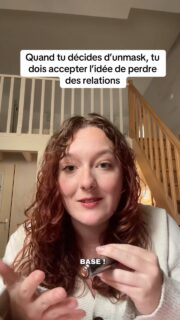 Jeter le masque, c’est prendre le risque que certaines personnes ne soient plus alignées avec la nouvelle/vraie toi ✨

Pour nous les femmes qui avons appris à faire plaisir, à ne pas faire de vague, l’idée de déranger les autres reste déroutante.

Et pourtant il n’y a pas de renouveau possible sans déconstruction, sans ménage. 

Tu changes, tes relations changeront avec toi. 
Et cela révélera simplement qui sont tes vrais soutiens. 

Mon travail est de t’accompagner dans ces transitions et de t’aider à garder confiance en toi malgré les obstacles que tu peux rencontrer dans ta reconstruction ☀️

Pour en savoir plus sur comment je peux t’aider, DM moi “COACHING” 💕

#confidencecoach #peoplepleasing #unmasked #womenempowerment